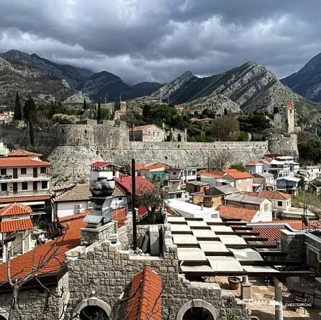 Çatı terasına sahip büyüleyici ev